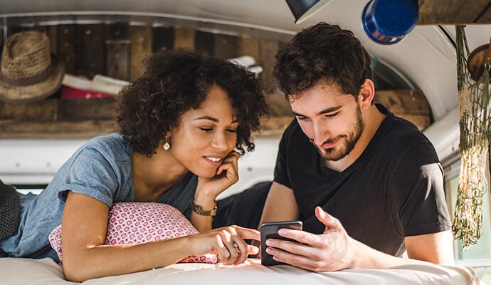 Hombre y mujer mirando un teléfono celular